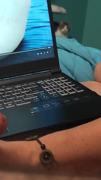 Watch Bella memukul zakarnya semasa menonton lucah