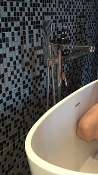 Un papa pulpeux pisse dans la baignoire