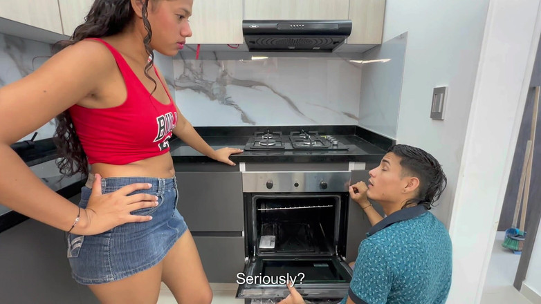 SOFIAYRIKY: Moje plachá nevlastní sestra uvízne v kuchyňské troubě a já...