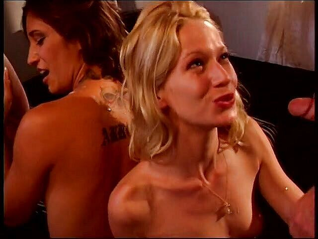 Group Sex Stories: 放荡的黑发和金发撸管两根鸡巴