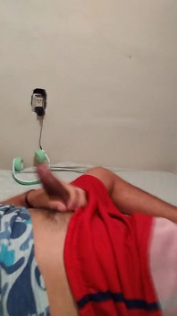 Ragazzo eccitante a letto
