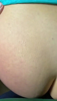 Sorry over mijn baas - glanzende spijkerbroek cameltoe, diepe pijpbeurt en natte spuiten verontschuldiging