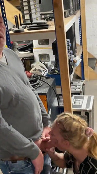Ado mignon baisé dans l’atelier !