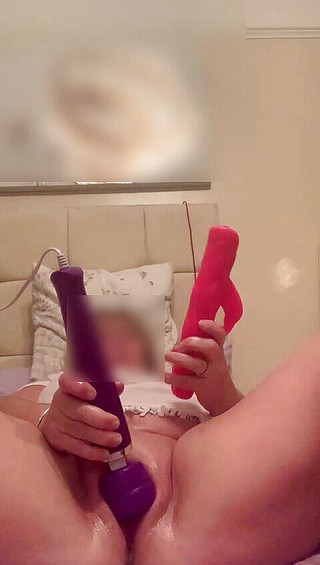 Julie Cunningham: Julie Cunningham honí na vyvrcholení webové kamery