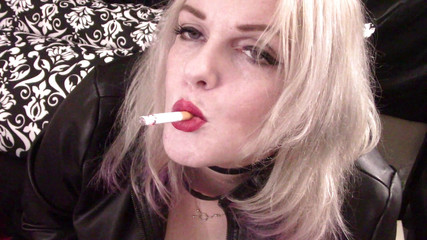 Smoke Temptress Annie Vox - Smoking Fetish: Marlboro red visící kouř