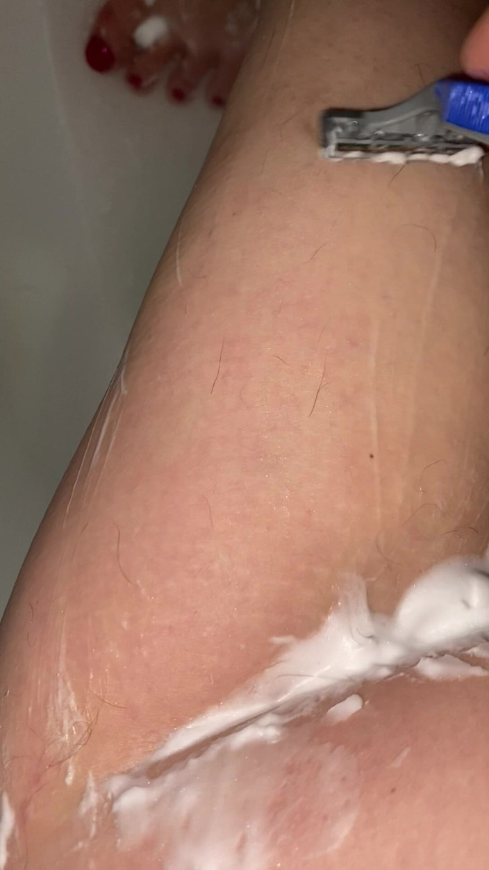 Cuteblonde666: Picioare păroase care se rad de aproape