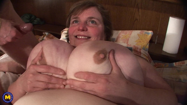 Mature NL: La bbw olandese dal seno grande scopa e succhia