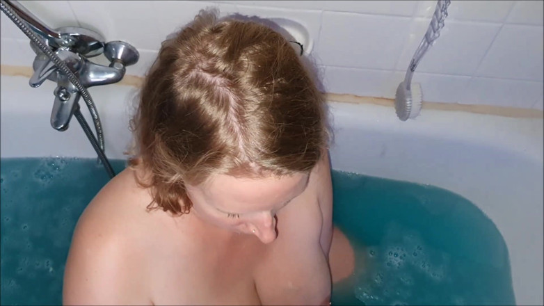 UserBitch1: HJ and BJ in the Bathtub