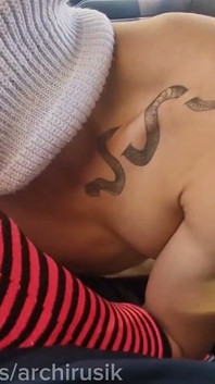 Sevimli iri güzel kız artık bakire değil. Taksi şoförü otoyolda prezervatifsiz femboy'un götünü sikiyor