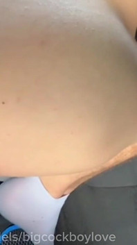 Dziewiczy chłopiec pieprzy swoją dziurę w samochodzie tatusia swoim wielkim kutasem!