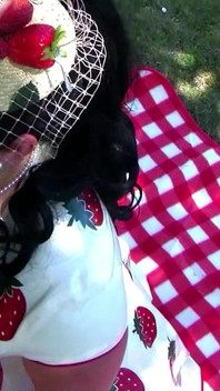 Miss Strawberry Retro Picknick in Italy