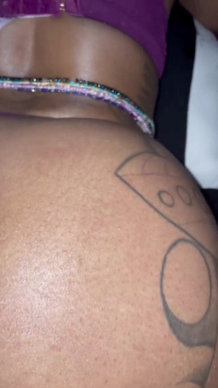 JOHTSRVA: Cremita negra en el coño mojado follado por perra bbc