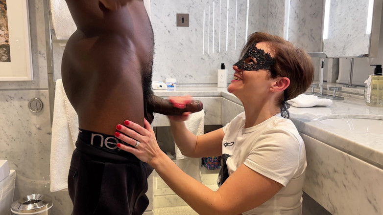 Queen-Lucy: Lucy's Bathroom Thrill: Obciąganie BBC, pochylone nad zlewem i lustro...