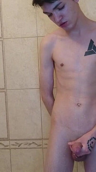 Me masturbé bien en la ducha