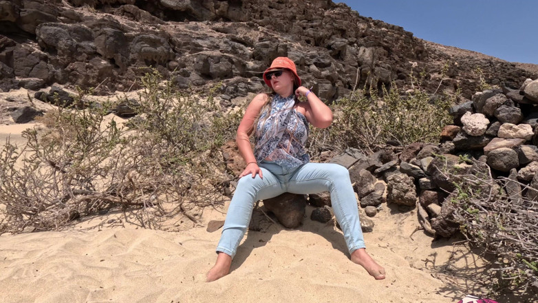 Emma Voyeur: Pissing Into My Jeans on the Beach - Full Release