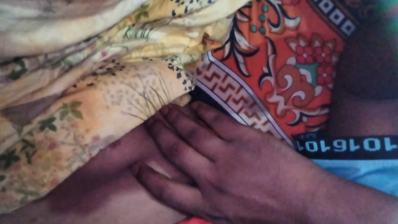 Deshi women: Saya menikmati seks dengan adik tiri saya semasa mereka bersama-sama.