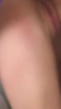 Cewek nakal rambut pirang ini lagi asik fingering memek beceknya di luar ruangan sampai muncrat