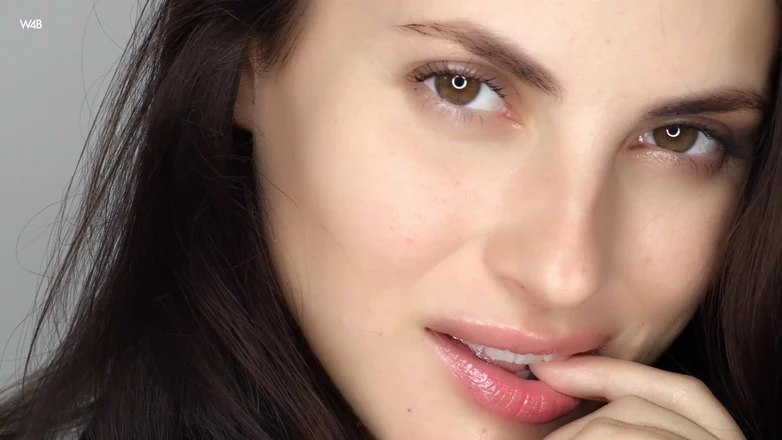 Watch4beauty: Aliana’s beauty very close up.
