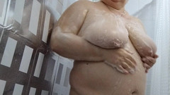 Zona901: 裸の継母と大きなおっぱいとお尻はシャワーを取ります