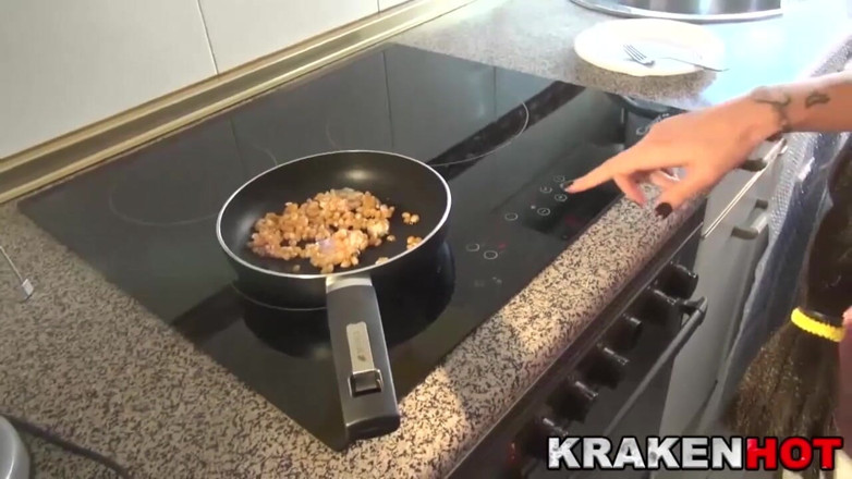 Krakenhot: Domácí kouření zábavná žena v domácnosti v kuchyni