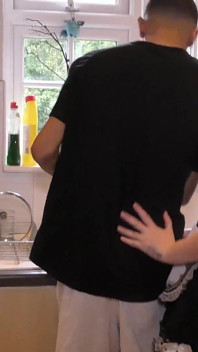 Kuchyňský sex s velkým černým pérem