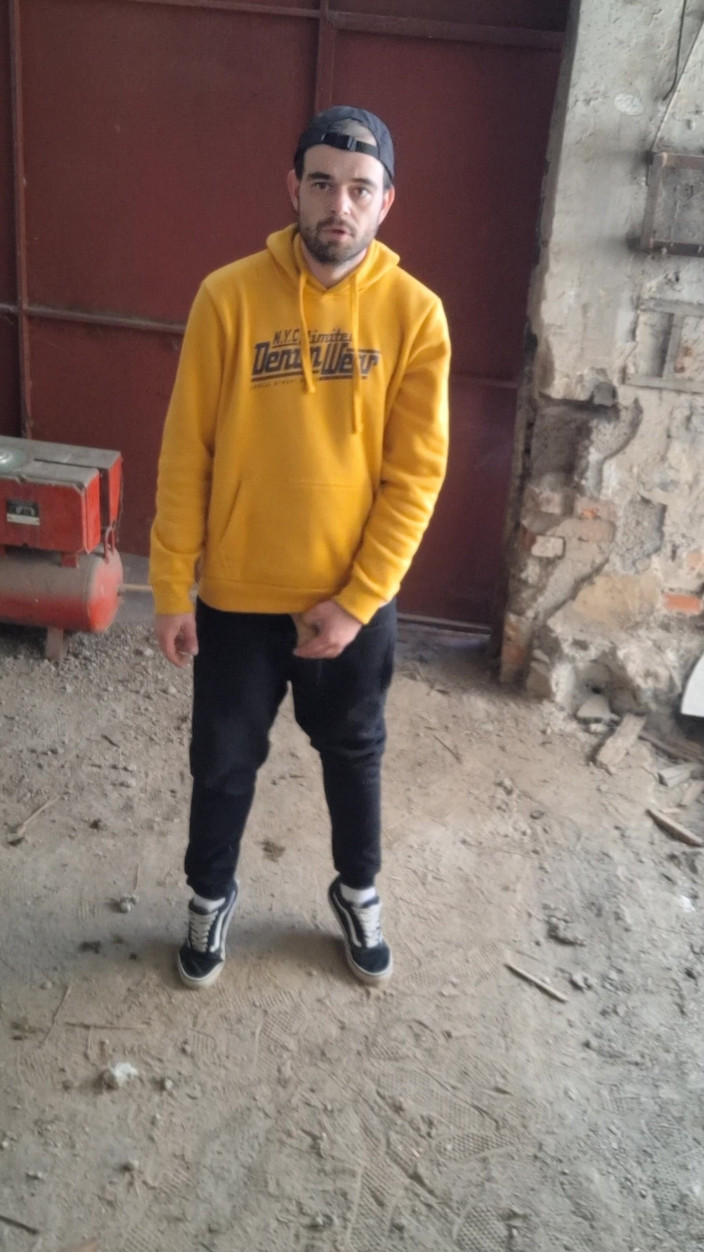 jerkofflover: Masturbujem V Opustenej Fabrike Vonku V Exteriéri a Vo Vnútri...