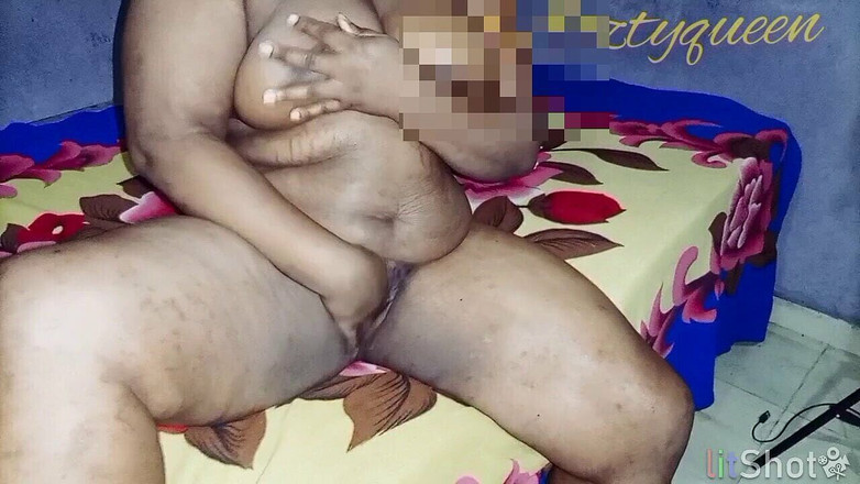 Nasty queen: Naztyqueen předvádí své sladké tělo a tře si její velký...