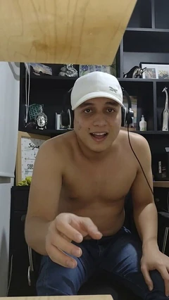 Une fétichiste latine montre ses pieds pour tout le monde