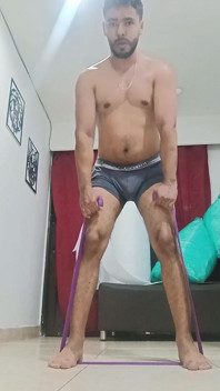 Une Latino poilue sexy fait de l’exercice à la maison