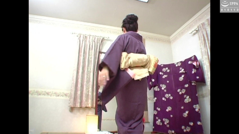Strix: Kimono içindeki baştan çıkarıcı olgun bir kadın kontrolsüz bir şekilde amcığı zonklarken...