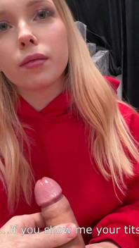 Sexy repartidora sin bragas robó mi comida! - Muestra grandes tetas y chupa polla, folla coño apretado