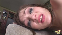 Naughty anal fuck: Bruneta s velkým zadkem Rachel Luv saje dva ptáky a...