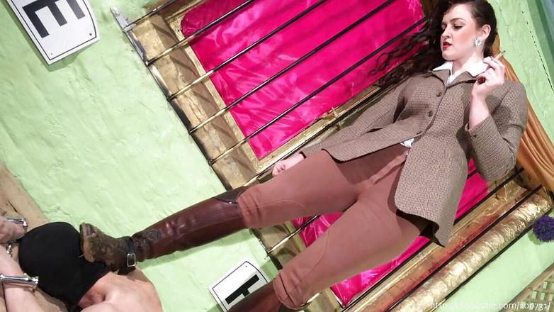 Trampling For Fun: 女神ヴィヴィアン・l_amourによる不潔な踏みつけ