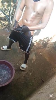 Regardez-moi Caresser Ma Bite Bien Dure Dans La Boue, Tu Ferais Mieux De Me Mendiser Pour Chaque Goutte