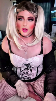 Sexy crossdresser kouří a jezdí na robertku