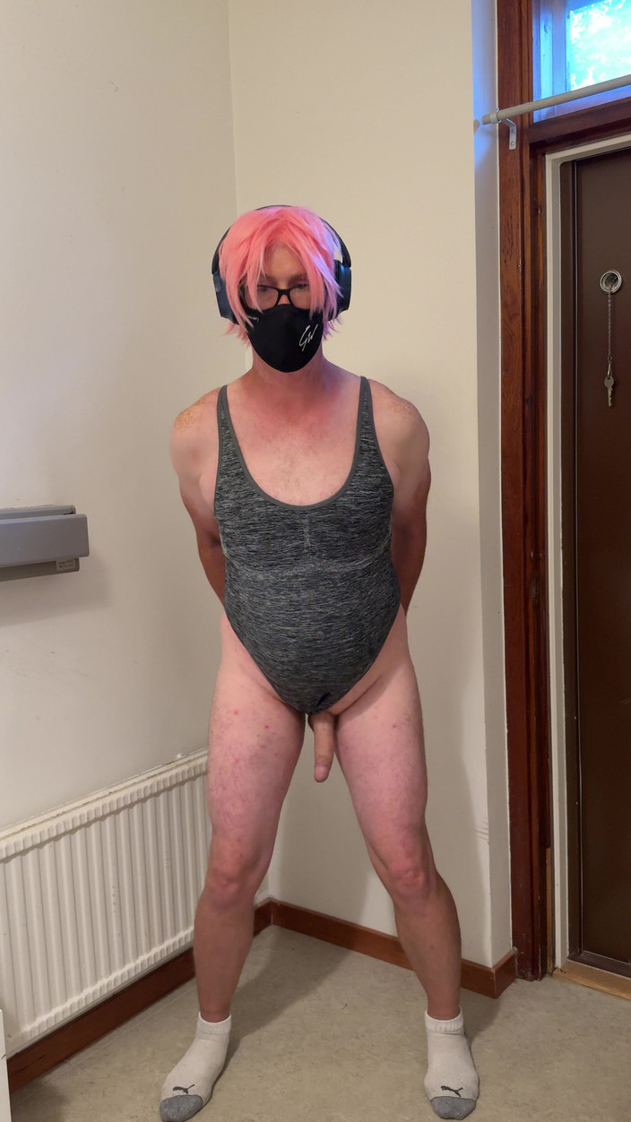 Julia Trans: トラニーがお尻を叩き、睾丸を叩き、マスターベーションとパパのために射精する