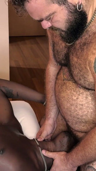 Lençóis do hotel encharcados de tinta, padrasto estica garanhão ansioso, recompensa por gozada interna