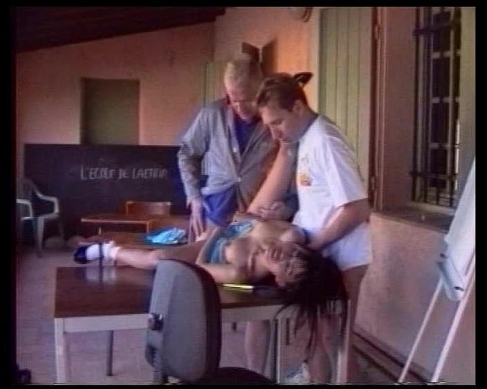 Under German Roofs: Con đĩ người Đức muốn con cu trong âm hộ của họ để tận...