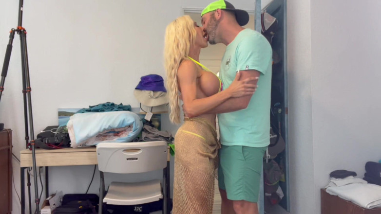 Island Boy Vids: Orta yaşlı seksi kadın Mandy Monroe tatilde plajı yerel olarak...