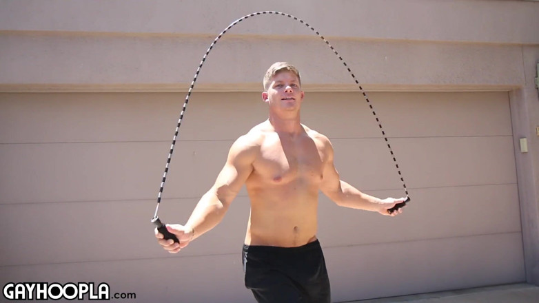 Gay Hoopla: मांसल Jesse Brooks पूलसाइड के बाहर हिलाती है