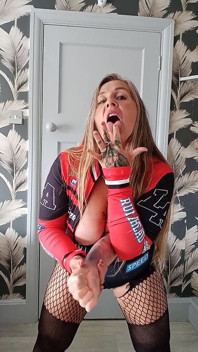 Top de moto gp rojo y medias con juguete fisting