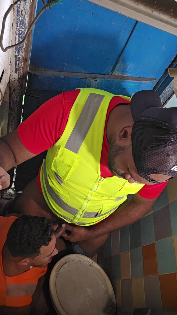 TheBlacKHunterr: Badrummet i byggnaden förvandlades till en hora