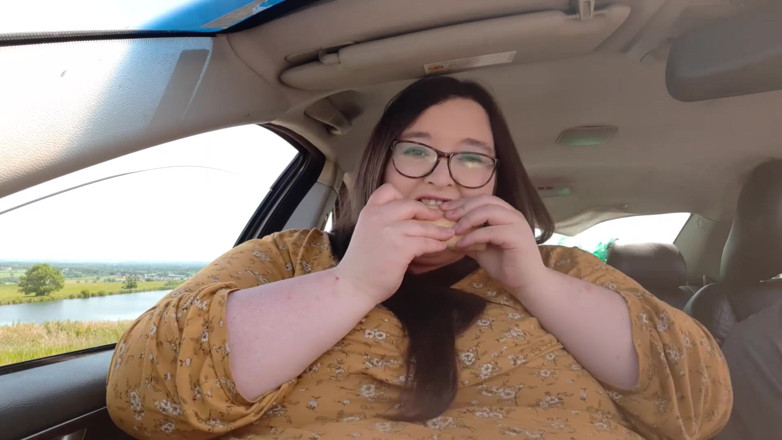 SSBBWLadyBrads: 친구와 함께 차에서 음식을 먹다