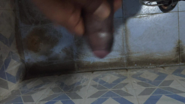 sureshFeb7: Chico sureño se masturba en el baño
