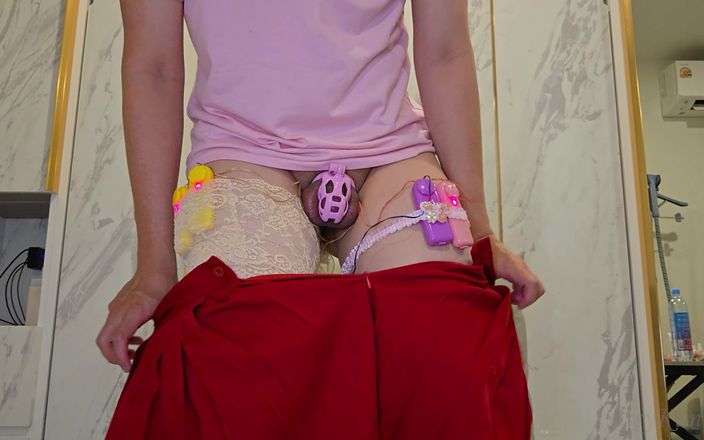 SissyKanisa: Raad eens wat er onder mietje Kanisa's minirok zit