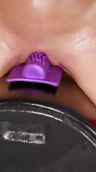Ariel is gebonden aan een sybian en gedwongen om klaar te komen en te spuiten