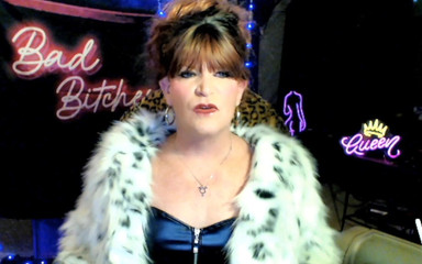 FemmeCheri120: Děvka rozkročená v kožešině