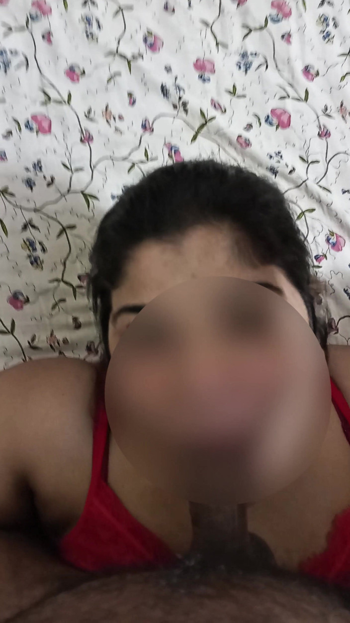 Black Adam: Desi vrouw in rode nachtjurk geeft natte pijpbeurt en wordt...