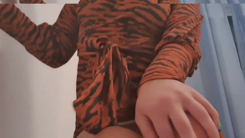 TheloveStory: Culo sexy e corpo caldo in un abito. Giocare a...
