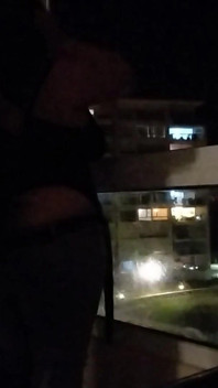 Madrasta gostosa sexy, apenas fãs em câmera lenta, na varanda